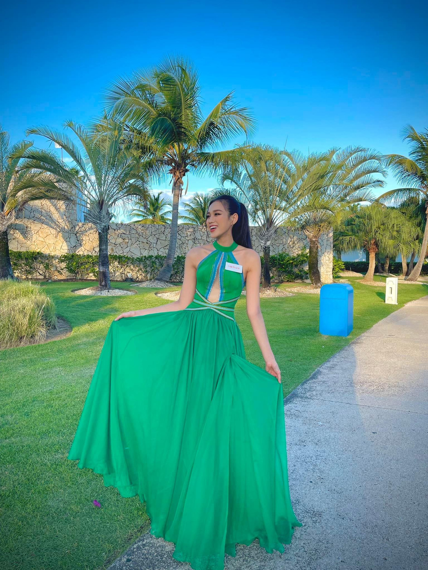 Đỗ Thị Hà diện bộ váy xanh quyến rũ trong phần thi tài năng. Đỗ Thị Hà diện bộ váy xanh quyến rũ trong phần thi tài năng.