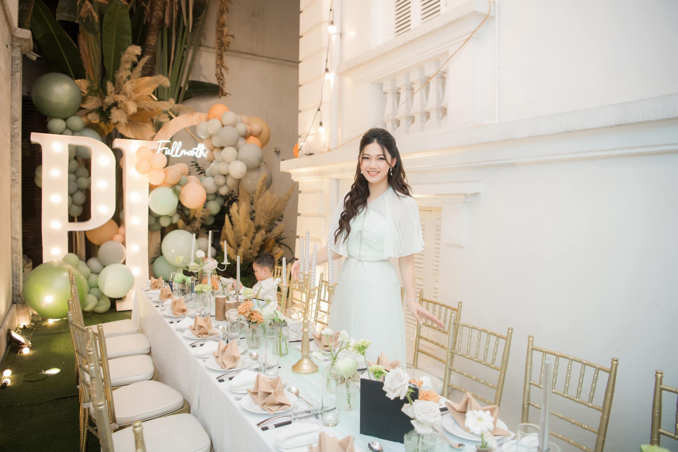 Bàn tiệc được trang hoàng lộng lẫy với gam màu chủ đạo là màu xanh.