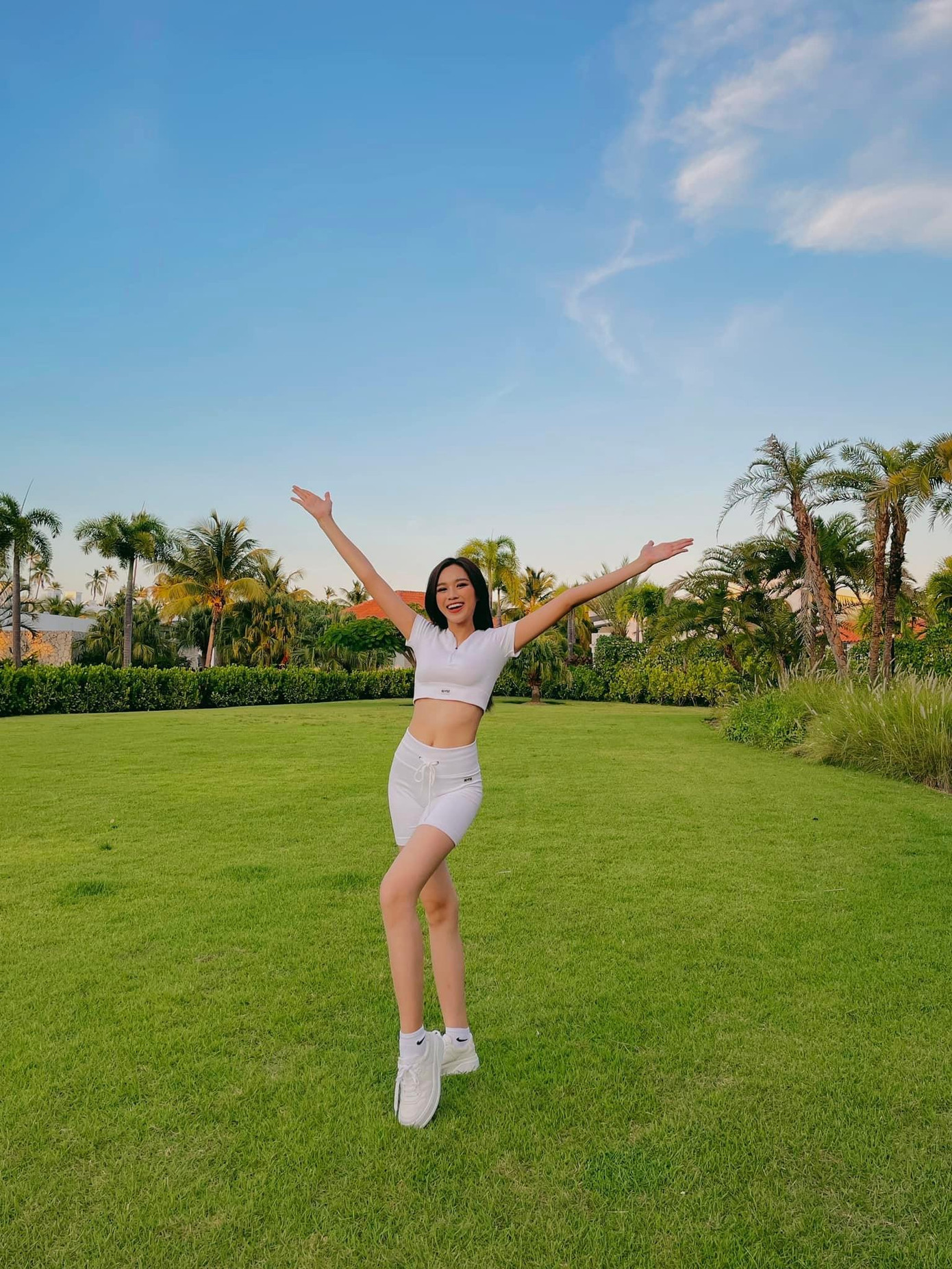 Chiếc áo crop-top giúp Đỗ Thị Hà khoe được vòng eo thon gọn, săn chắc.