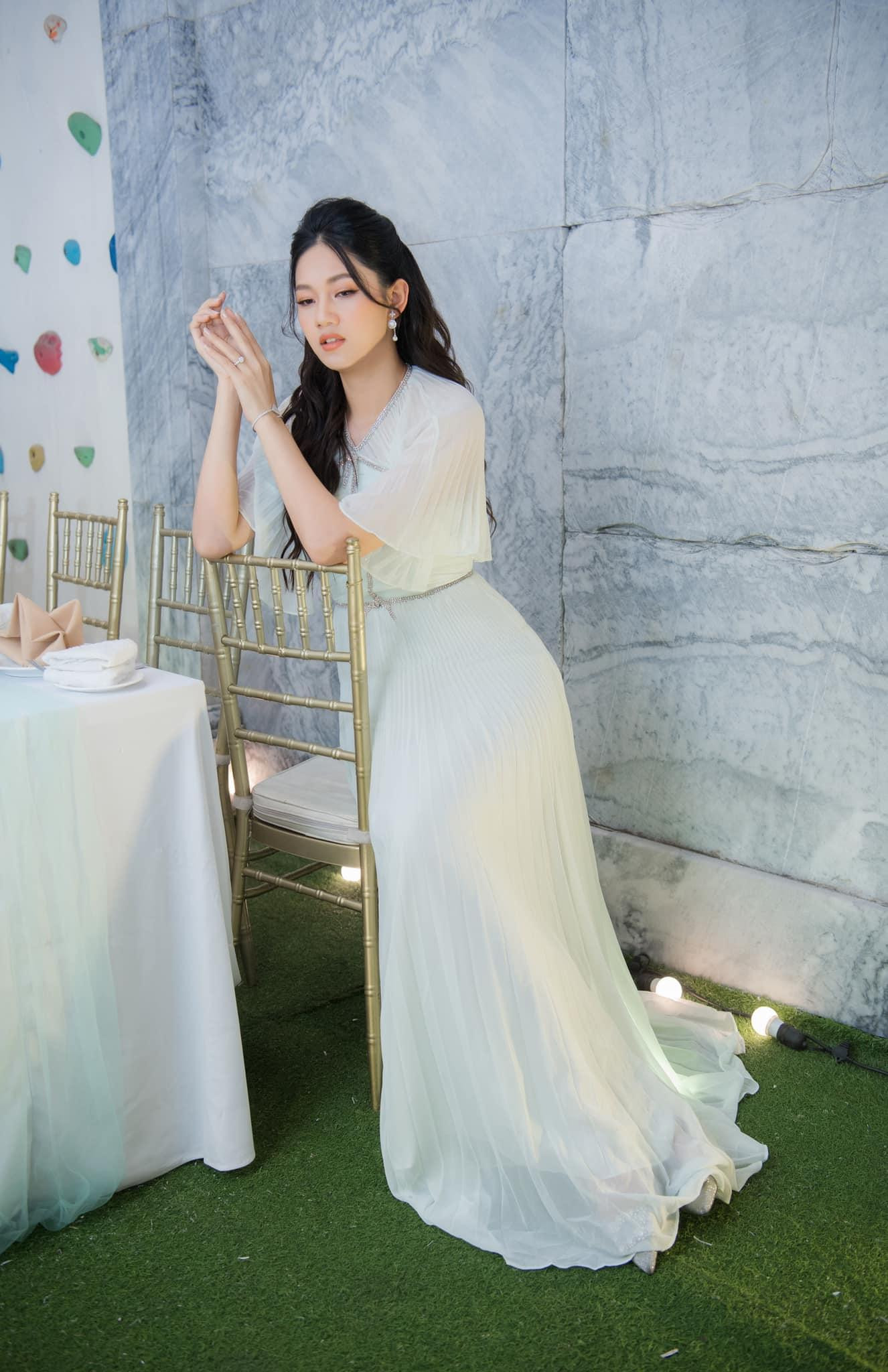 Trước đó vào đầu tháng 10 vừa qua, Á hậu Thanh Tú bất ngờ đăng tải loạt ảnh mới mà cô thực hiện cho một tờ tạp chí số tháng 10. Điều đáng nói đó là người đẹp không ngần ngại để lộ bụng bầu khá to.