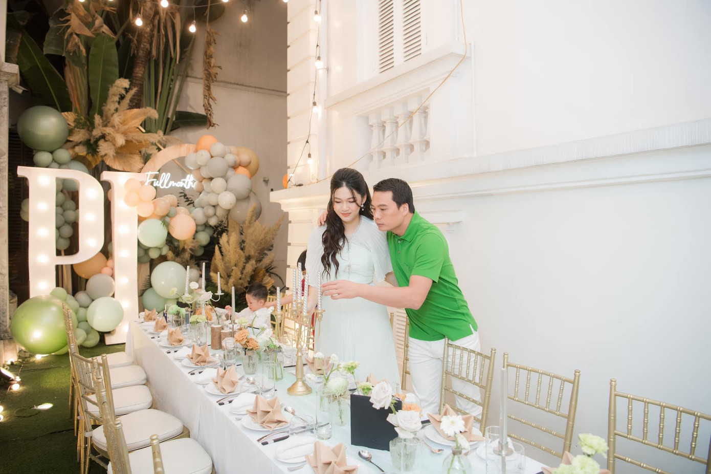 Thanh Tú và ông xã - doanh nhân Nguyễn Thành Phương tất bật chuẩn bị cho buổi tiệc được tổ chức hoành tráng ở tư gia.