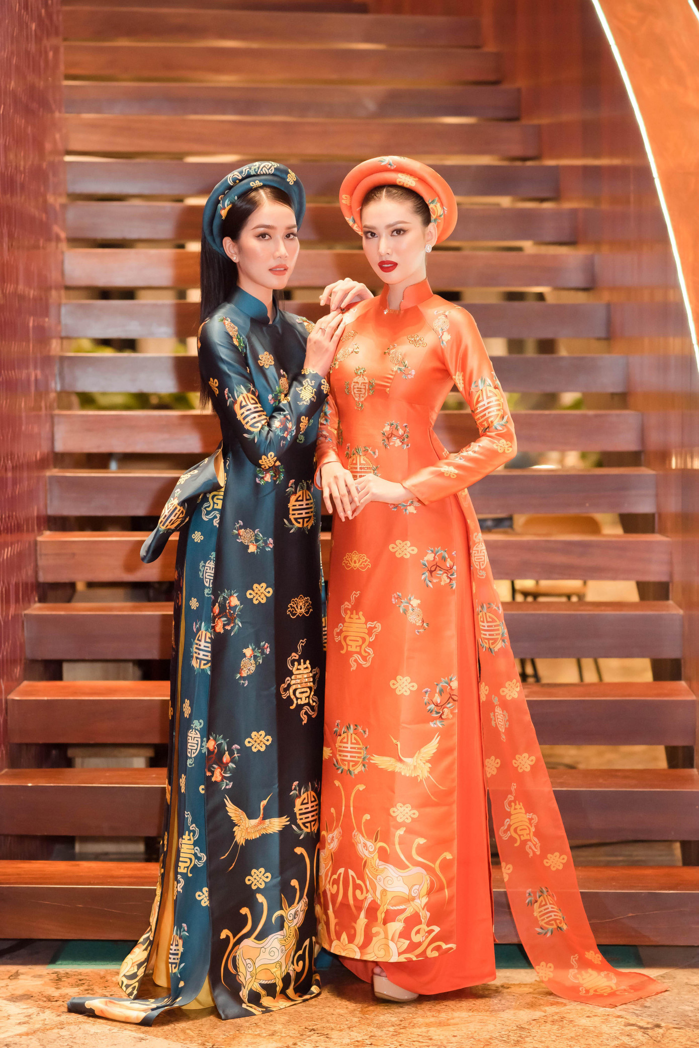 Hai nàng hậu chọn trang phục áo dài của NTK La Sen Vũ vô cùng phù hợp với một sự kiện được tổ chức trên vùng đất cố đô.