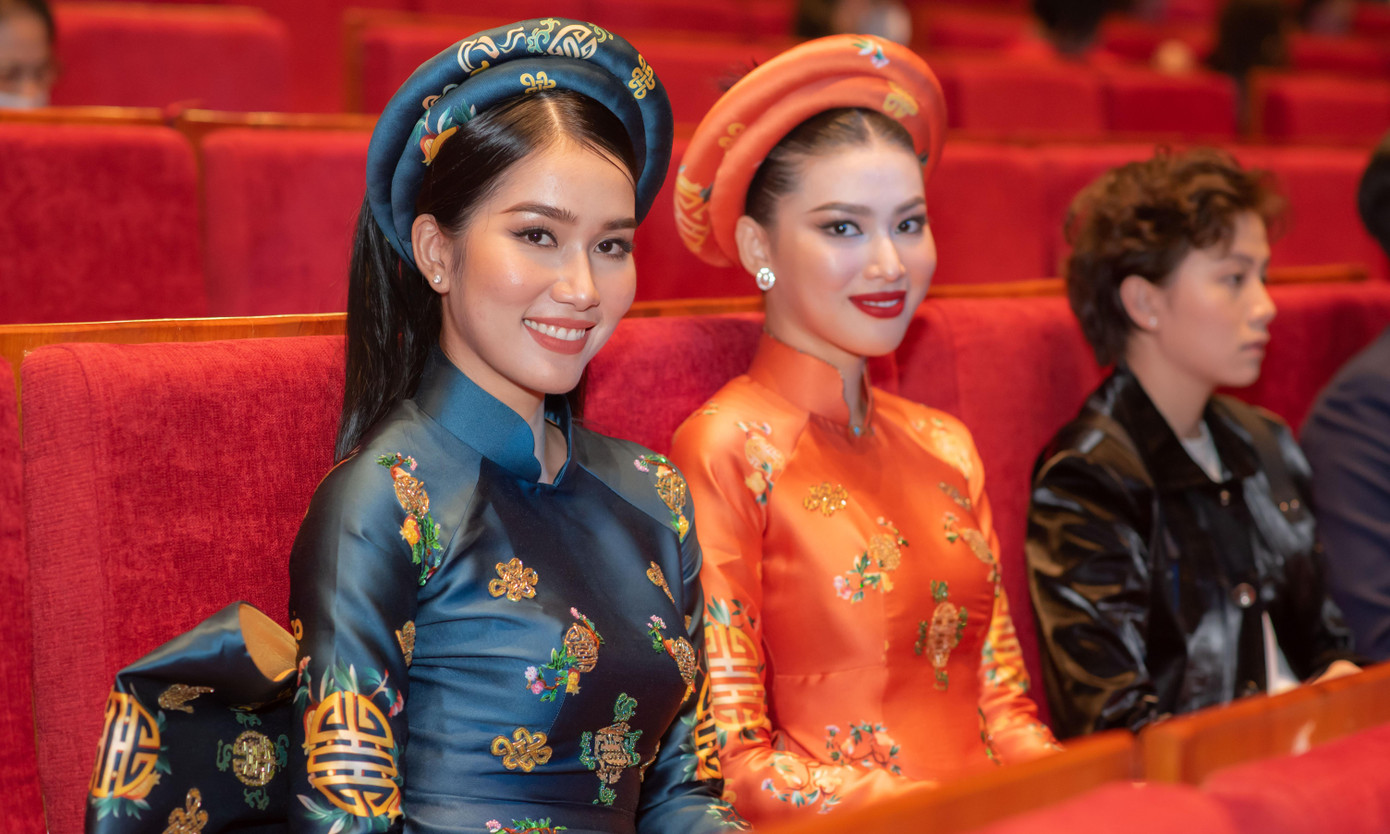 Liên hoan phim (LHP) Việt Nam lần thứ 22 vừa được diễn ra tại Huế với nhiều hoạt động thú vị quảng bá cho nền điện ảnh Việt Nam trong 2 năm qua. Tham dự Đêm bế mạc LHP với tư cách khách mời trao giải, Á hậu Phương Anh và Ngọc Thảo đã có mặt rất sớm tại thảm đỏ.