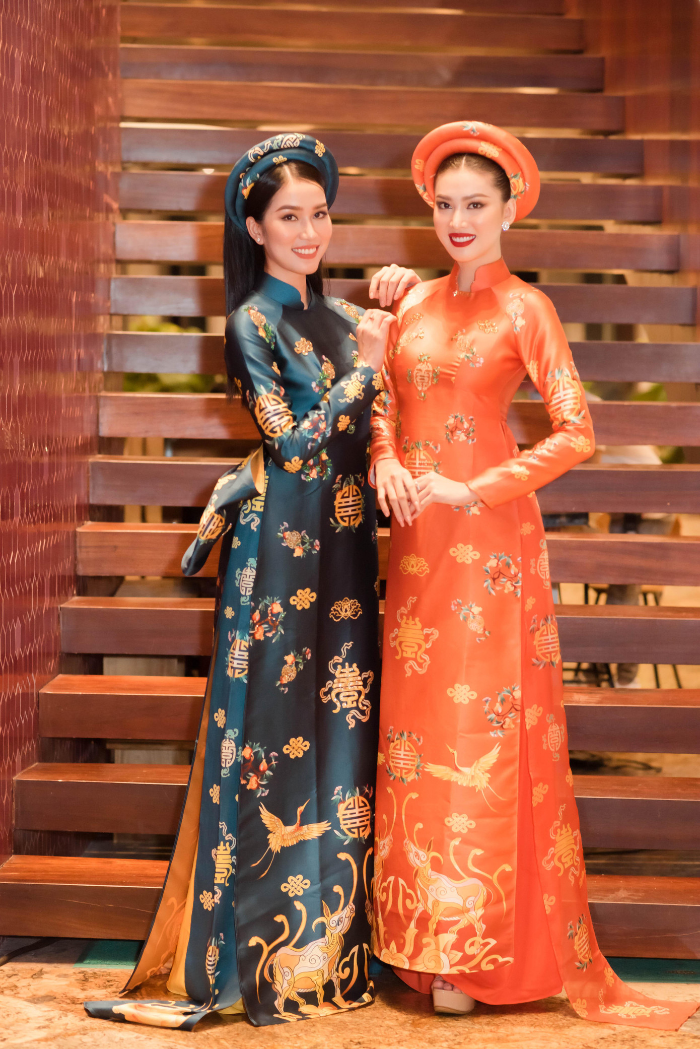 Á hậu Phương Anh và Ngọc Thảo xuất hiện với thần thái nổi bật trong chiếc áo dài gấm họa tiết cổ phục được thiết kế cầu kỳ nhưng vẫn tinh tế. Đặc biệt, 2 bóng hồng còn nhấn nhá thêm chiếc mấn giúp tôn lên vẻ duyên dáng cho tổng thể trang phục.