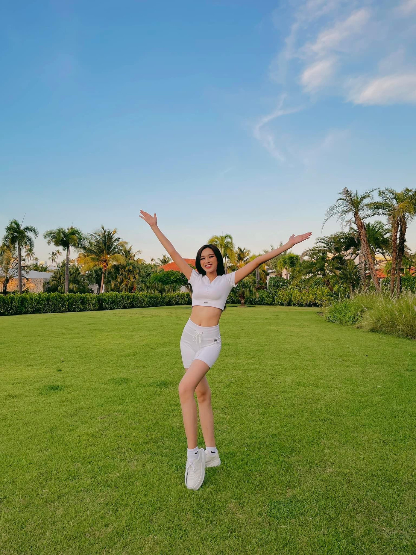 Cô cũng rất tích cực hoà đồng với dàn thí sinh và nhận được nhiều sự khen ngợi từ các bạn cùng thi.