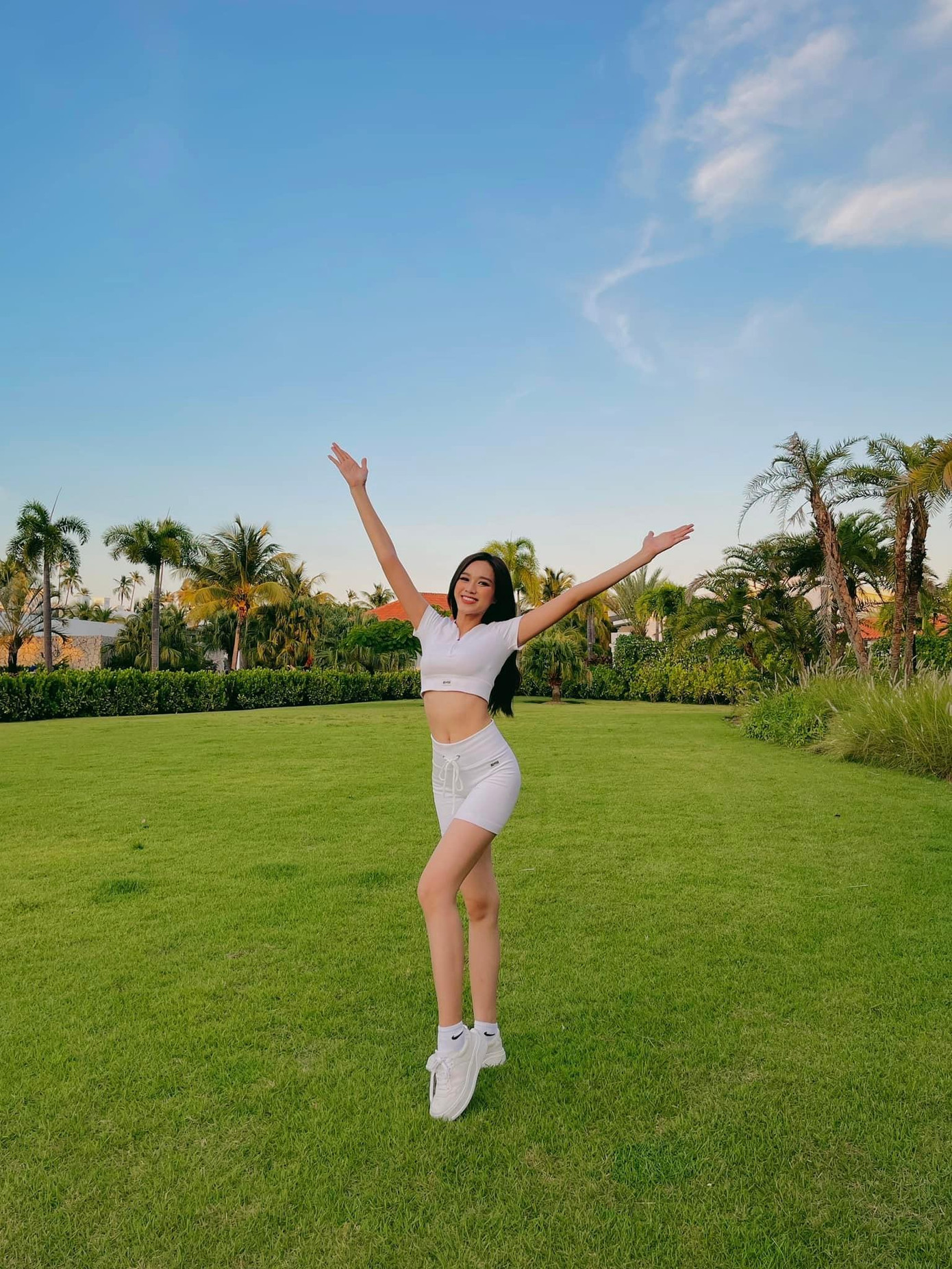 Đặc biệt bộ trang phục cũng giúp tôn lên đôi chân dài 1m1 thẳng tắp cực kỳ sexy của người đẹp xứ Thanh.