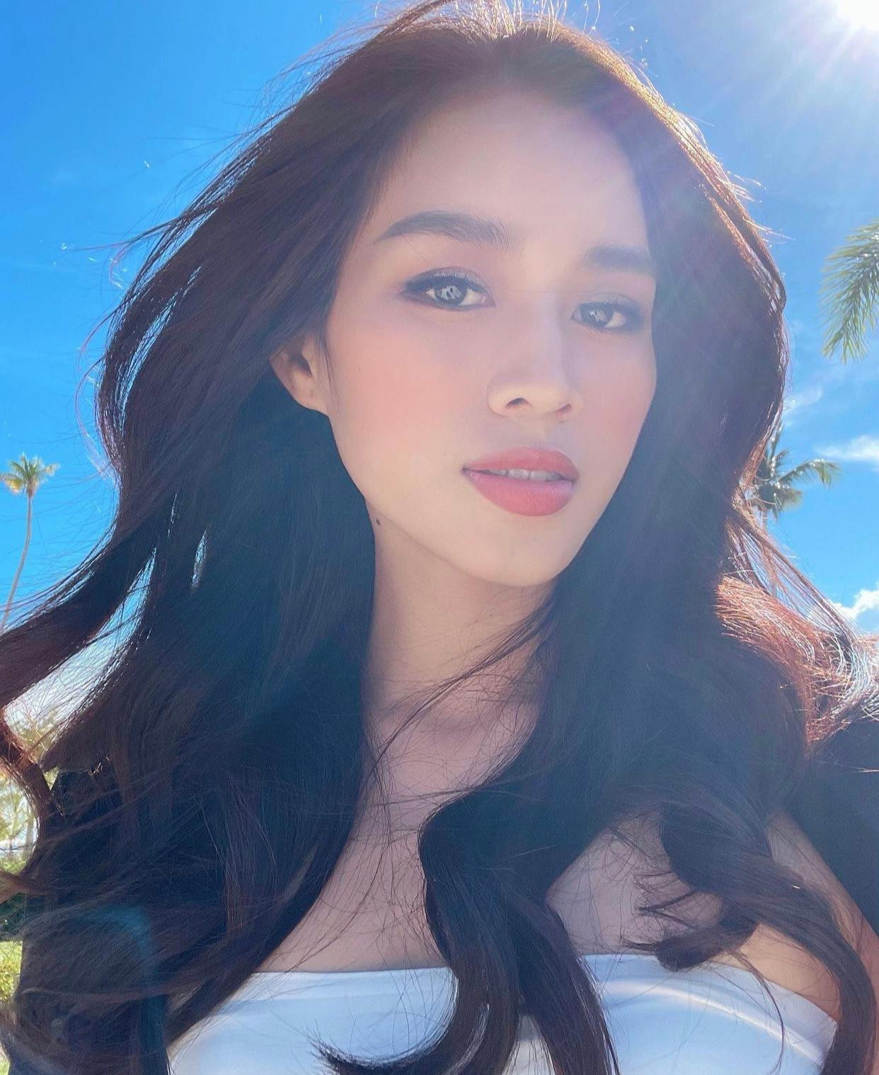 Đỗ Thị Hà rạng rỡ, xinh đẹp giữa nắng và gió của Puerto Rico.