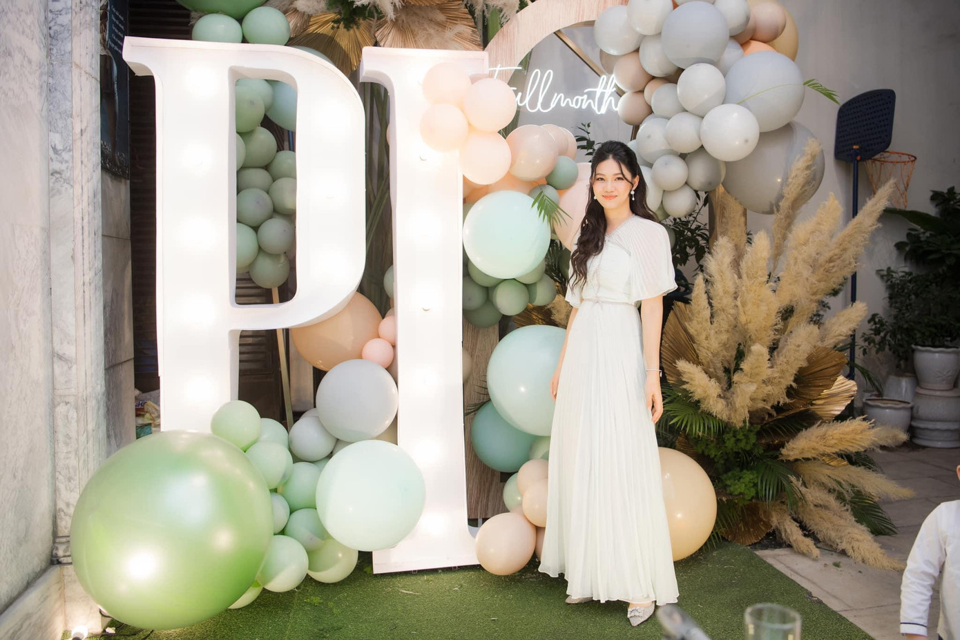 Á hậu Thanh Tú diện bộ váy xuông gam màu pastel, khoe vóc dáng thon thả và quyến rũ dù mới chỉ sinh con được 1 tháng.