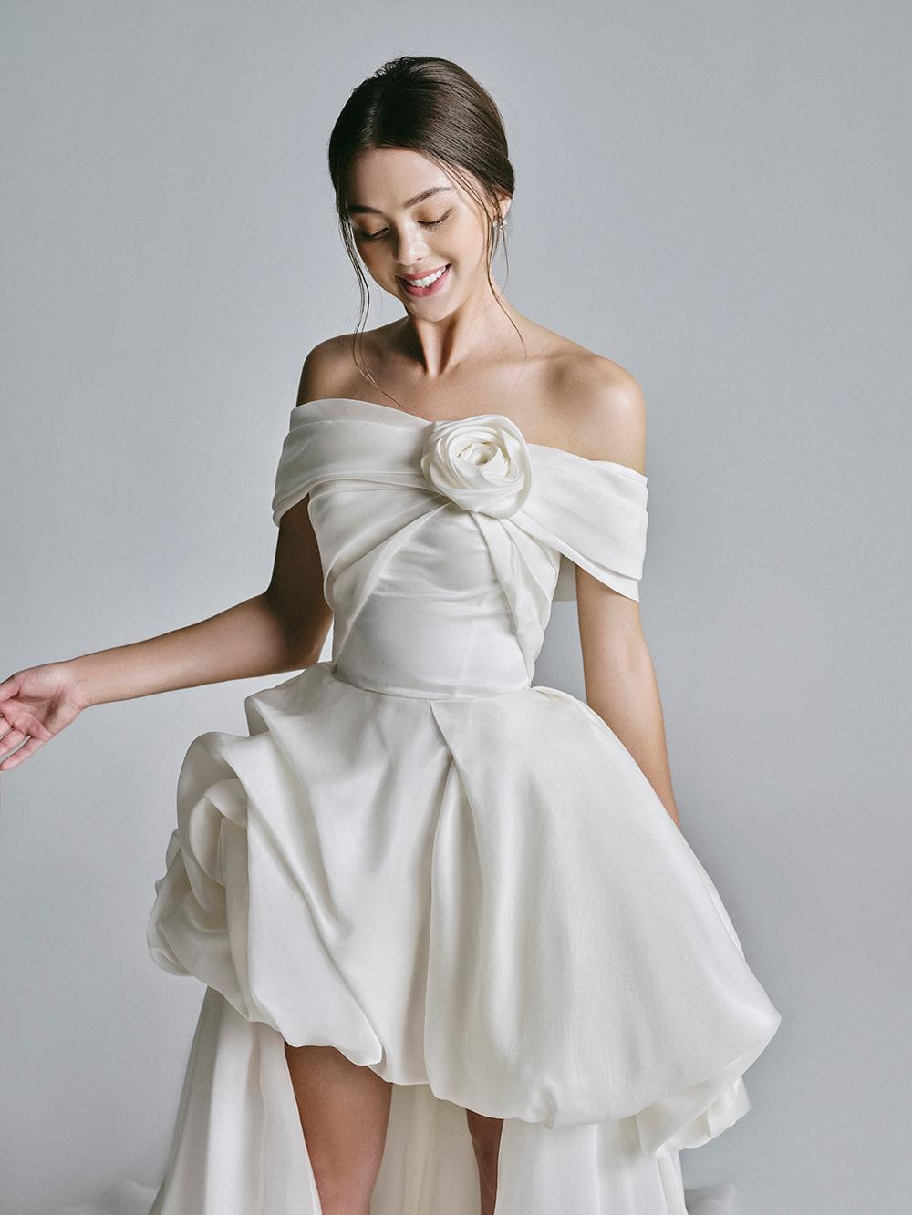 Tuy nhiên, tên tuổi của Dianka được biết đến rộng rãi hơn khi là bạn gái của thủ môn Bùi Tiến Dũng.