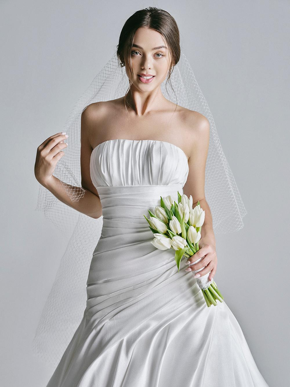 Dianka Zakhidova sinh năm 2000, là người Ukraina. Cô là một người mẫu chuyên nghiệp, sở hữu vẻ đẹp mang điển hình của một thiếu nữ Đông Âu.