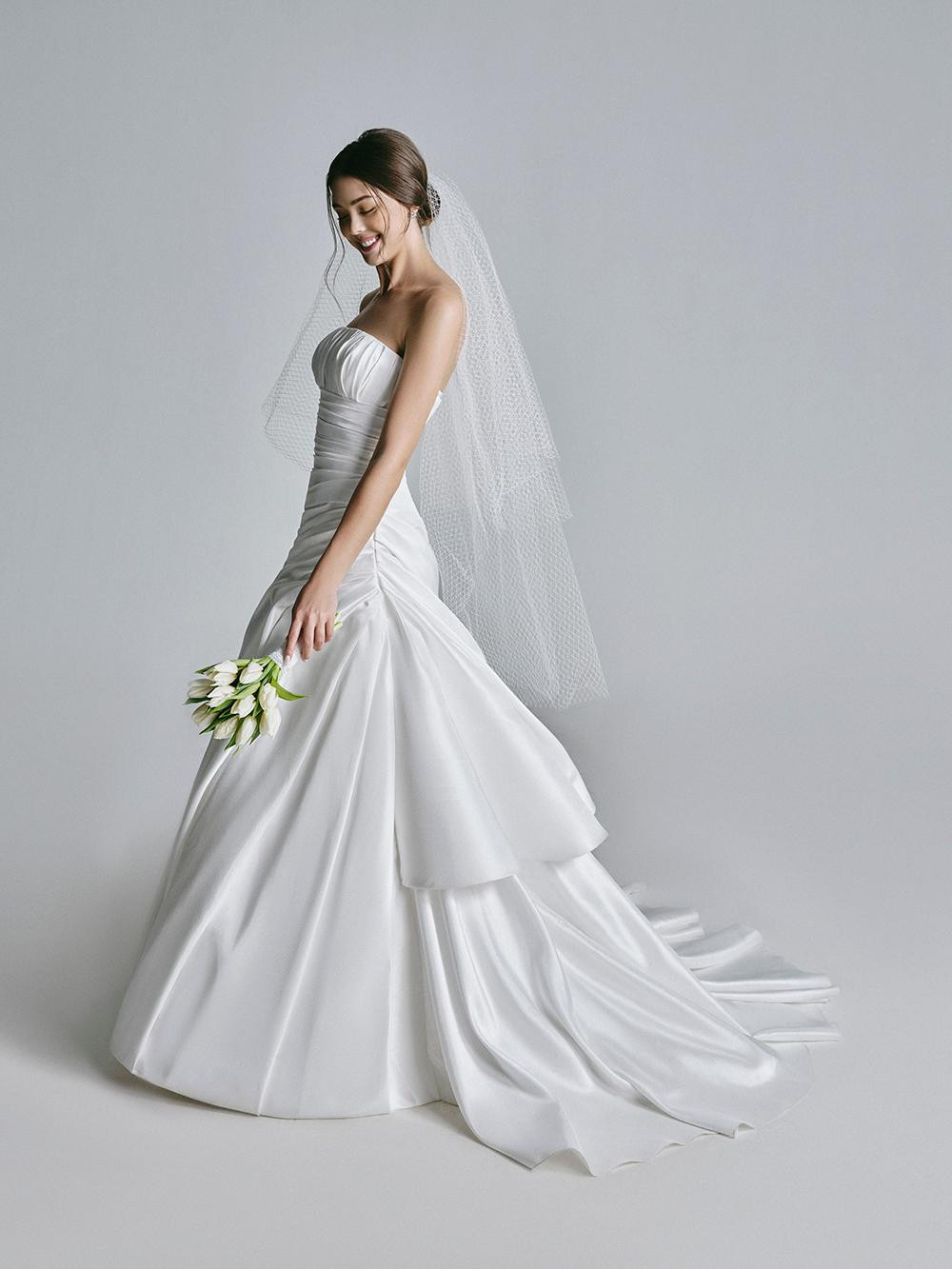 Bộ ảnh được thực hiện trước thời gian giãn cách xã hội tại TP HCM. Chân dài được khen xinh như công chúa khi diện các thiết kế mang cảm hứng cổ tích.