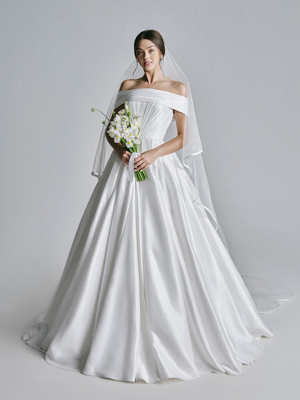 Mới đây, Dianka Zakhidova - bạn gái Tây của thủ môn Bùi Tiến Dũng bất ngờ khoe bộ ảnh cưới cực kỳ xinh đẹp và hút hồn thu hút sự chú ý của các fans.