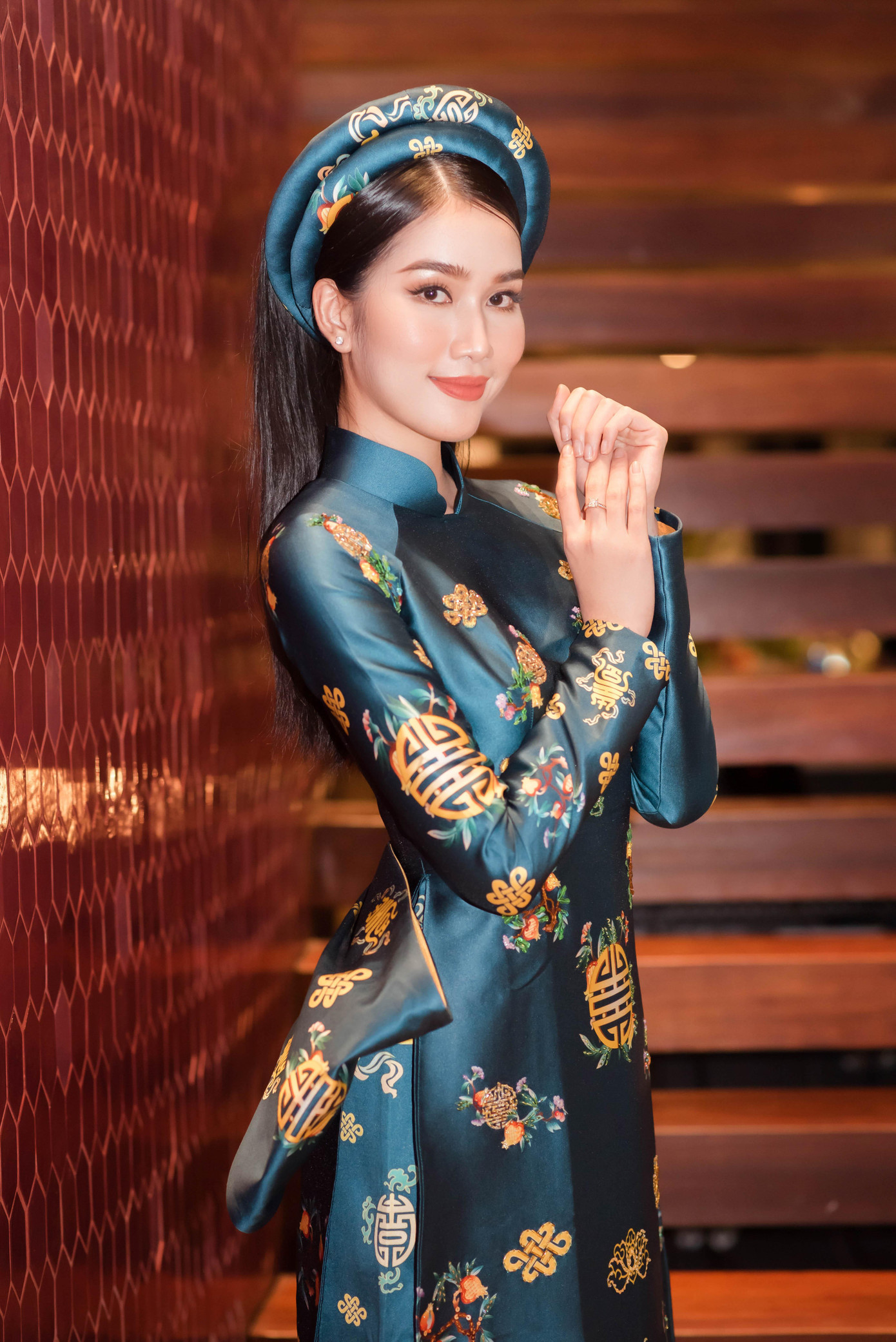 Trong trang phục áo dài truyền thống, Á hậu Phương Anh ghi điểm bởi sự đài các, dịu dàng, phía sau lưng áo được điểm thêm chiếc nơ bản to tăng thêm sự thu hút.