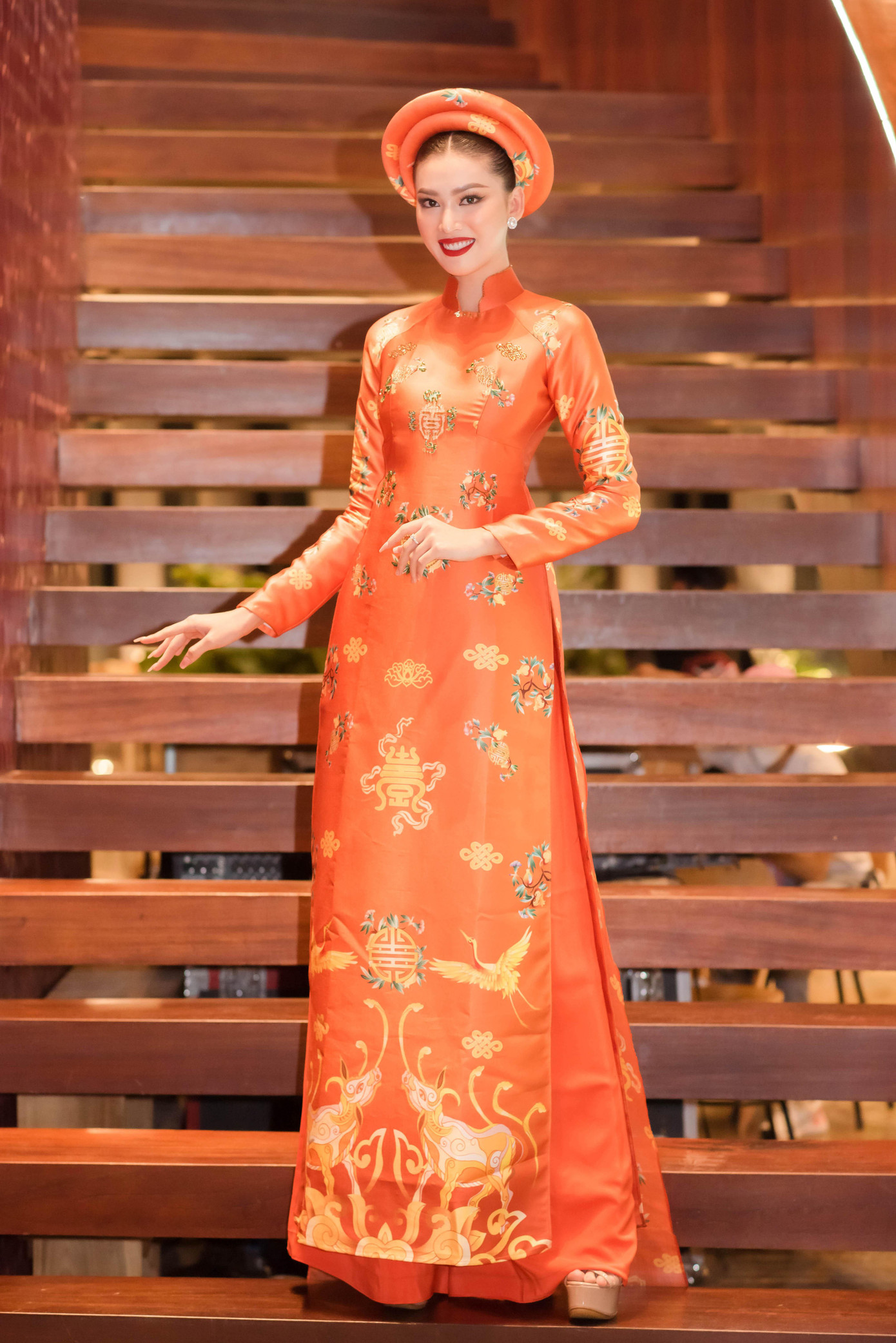 Ngược lại Á hậu Ngọc Thảo lại gây ấn tượng với vẻ sắc sảo, thông minh vừa truyền thống lại vừa hiện đại.