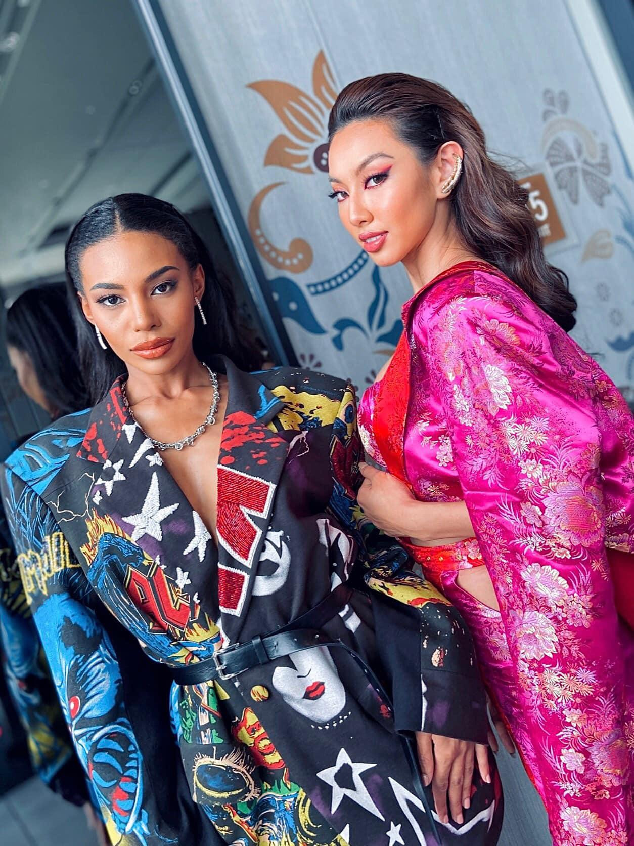 Thuỳ Tiên đọ sắc cùng Miss Grand Thailand trong vòng phỏng vấn kín. Thuỳ Tiên đọ sắc cùng Miss Grand Thailand trong vòng phỏng vấn kín.