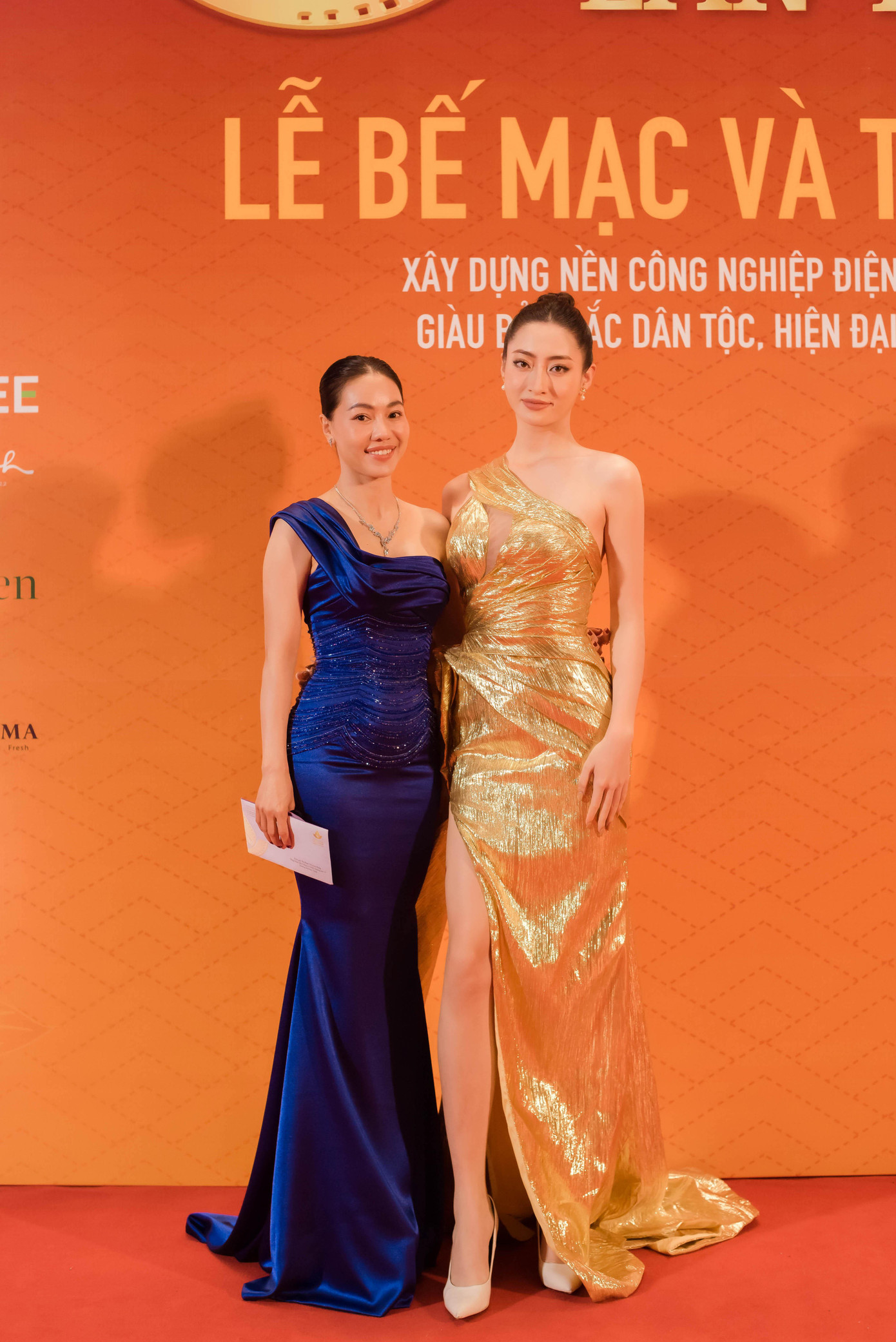 Hoa hậu Lương Thùy Linh xuất hiện từ rất sớm trên thảm đỏ, cô cũng đảm nhận vị trí Người dẫn chương trình chính cùng MC Đức Bảo trong Lễ Bế Mạc LHP Việt Nam lần 22.