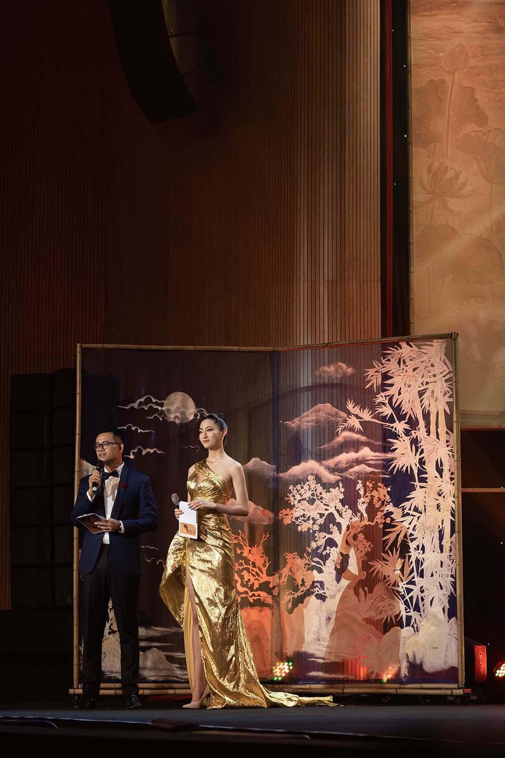 Lương Thuỳ Linh và Đức Bảo đảm nhận vai trò MC trong đêm bế mạc LHP.