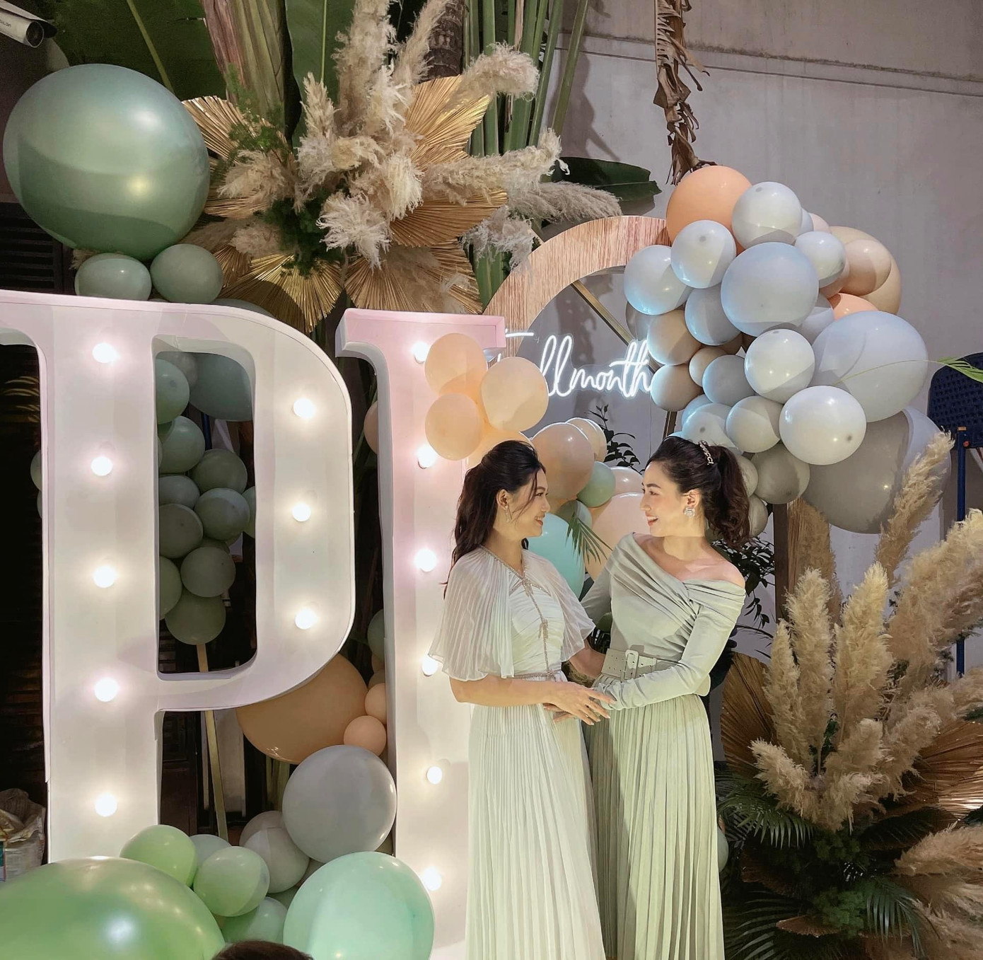 Chị gái của Thanh Tú là Á hậu Trà My cũng có mặt trong buổi tiệc đầy tháng.