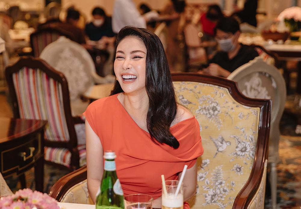 Mặc dù đã ở tuổi tứ tuần nhưng Hà Kiều Anh vẫn khiến đàn em ngưỡng mộ vì nhan sắc ngày càng trẻ trung.