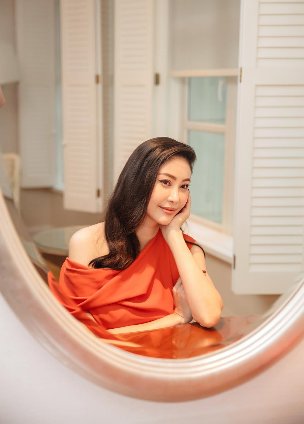 Từ California trở về, trước khi quay lại TP. HCM, Hà Kiều Anh có một tuần cách ly tại Hội An. Thời gian này, cô cùng con gái Vivian ở trong một resort nổi tiếng.