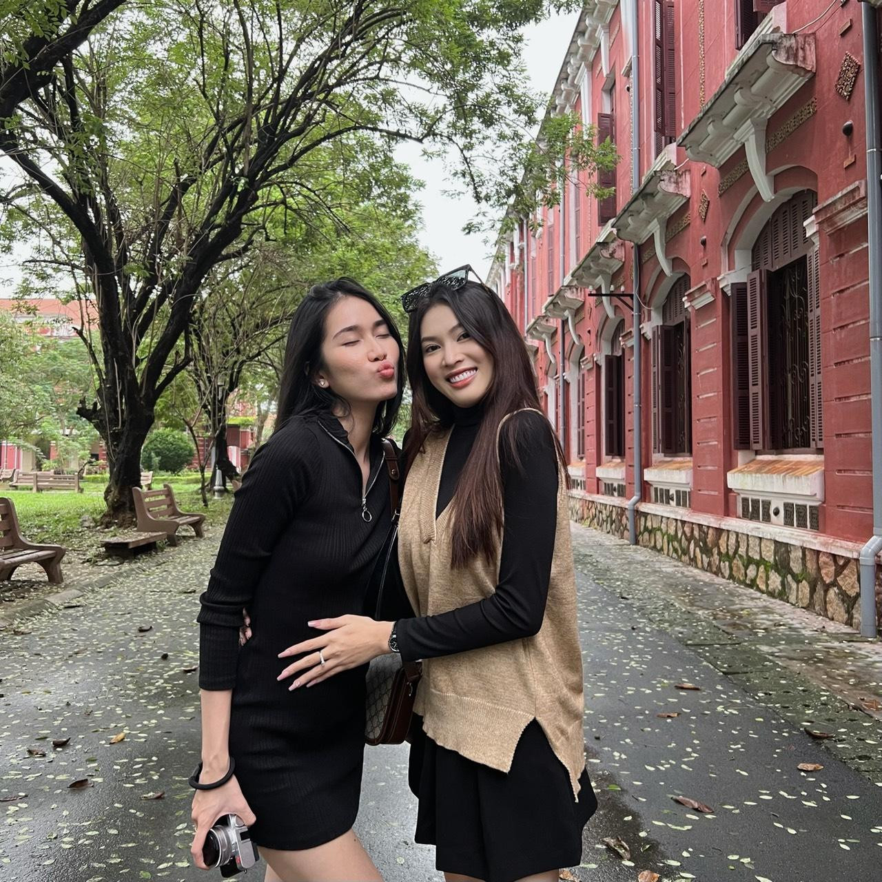 Là hai nàng hậu khá thân thiết, thường xuyên làm việc cũng như đồng hành cùng nhau trong đời sống, Á hậu Phương Anh và Ngọc Thảo khiến khán giả vô cùng thích thú trước sự đáng yêu của 2 nàng hậu qua những khoảnh khắc dễ thương được ghi lại nhân dịp tới Huế tham dự Liên hoan phim.