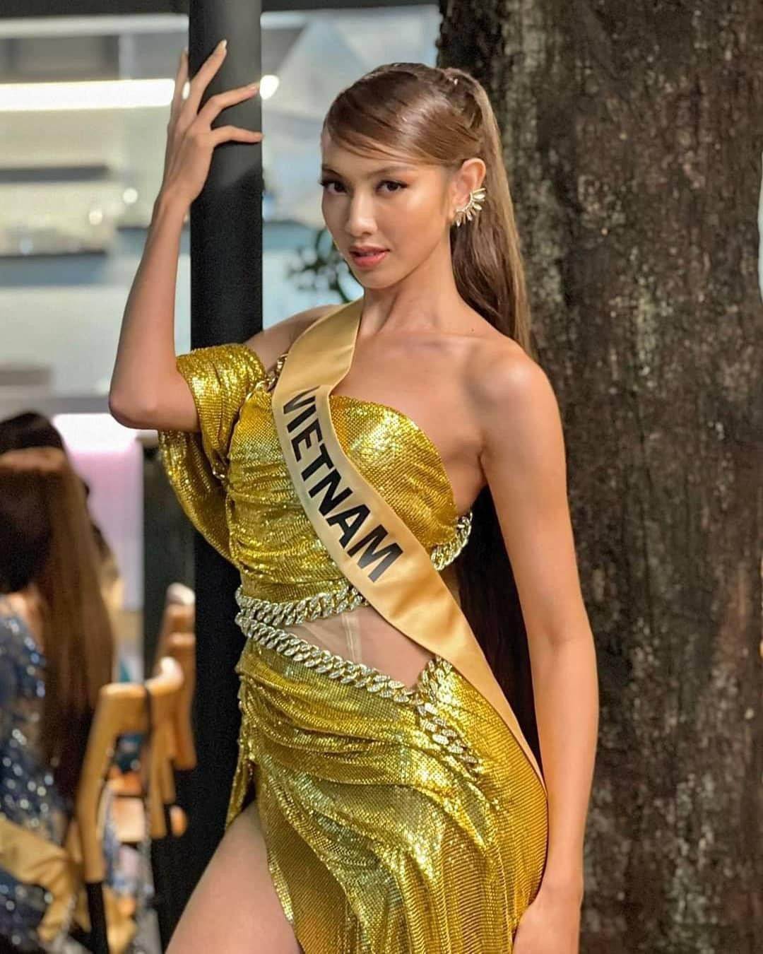 Người đẹp cuốn hút mọi ánh nhìn với vẻ ngoài gợi cảm.