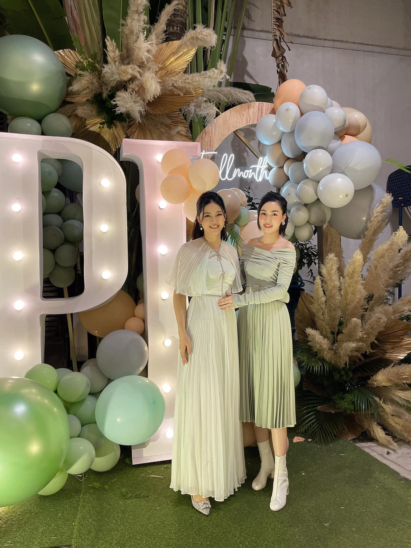 Khi đó, Thanh Tú cho biết cô đang mang thai lần thứ 2 ở những tháng cuối. Người đẹp không tiết lộ về giới tính của con thứ 2.