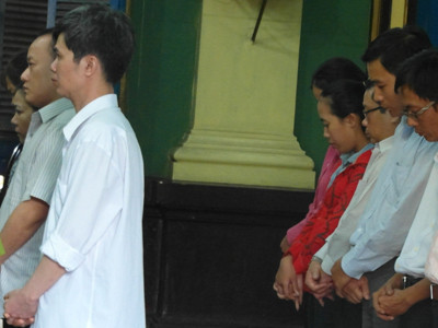 Các bị cáo đang nghe tòa tuyên án tại phiên xét xử 