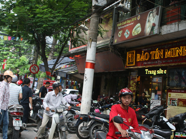 Nhà đầu tư đến giao dịch tại địa điểm kinh doanh vàng của Công ty Vàng bạc Bảo tín Minh Châu khá đông, nhưng đa số vẫn dừng ở nghe ngóng và chờ đợi.