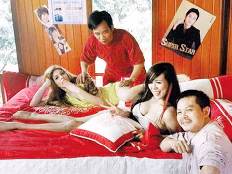 Hình ảnh trong một cảnh quay của “Đại gia chân đất” được công bố trên trang cá nhân của nghệ sĩ Quang Tèo. Ảnh: Gia đình & Xã hội