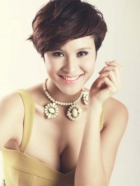 Giải vàng Siêu mẫu Việt Nam 2012 Phương Mai cũng quyết định theo mốt cá tính trong showbiz Việt với mái tóc cắt ngắn, nhuộm light sáng tối
