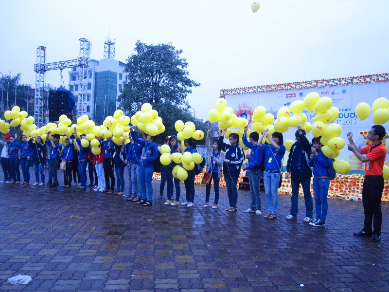Các bạn trẻ chuẩn bị thả bóng bay đem theo những lời cầu chúc gửi tới các em bé bị bệnh ung thư