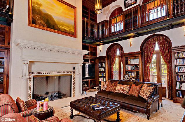 Nội thất bên trong ngôi biệt thự hầu hết là màu nâu đất