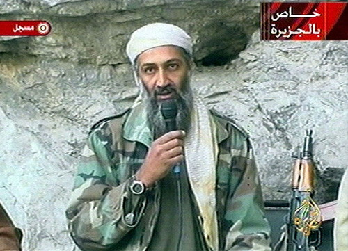 2001: Hình ảnh chụp từ video ghi lại hình ảnh của Osama bin Laden tại một căn cứ bí mật, mà trong đoạn video này, bin Laden đã kêu gọi thế giới Hồi giáo chống Mỹ