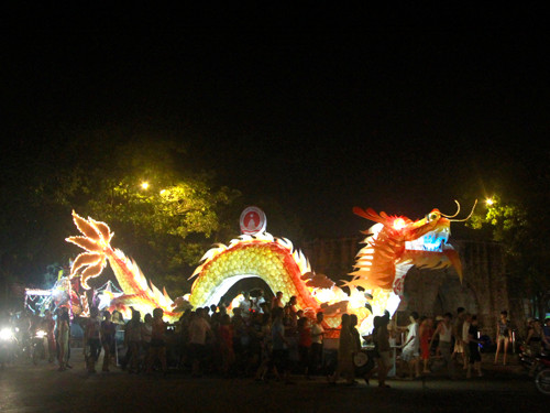 Các mô hình đèn được làm công phu; rực rỡ màu sắc