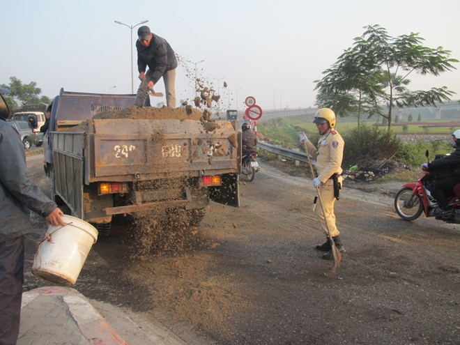 Xe chở cát được điều tới khắc phục sự cố 