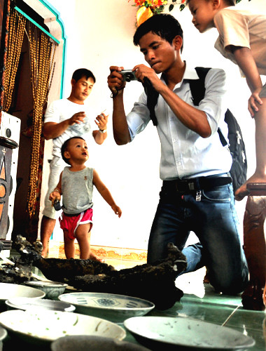 Các ngư dân cùng lúc phát hiện, trục vớt năm nồi gốm cổ có hình dáng kỳ lạ cùng các dĩa, bát