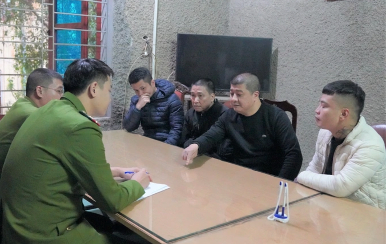 Các đối tượng trong đường dây cá độ bóng đá ở Hòa Bình bị bắt giữ. Ảnh: N.H