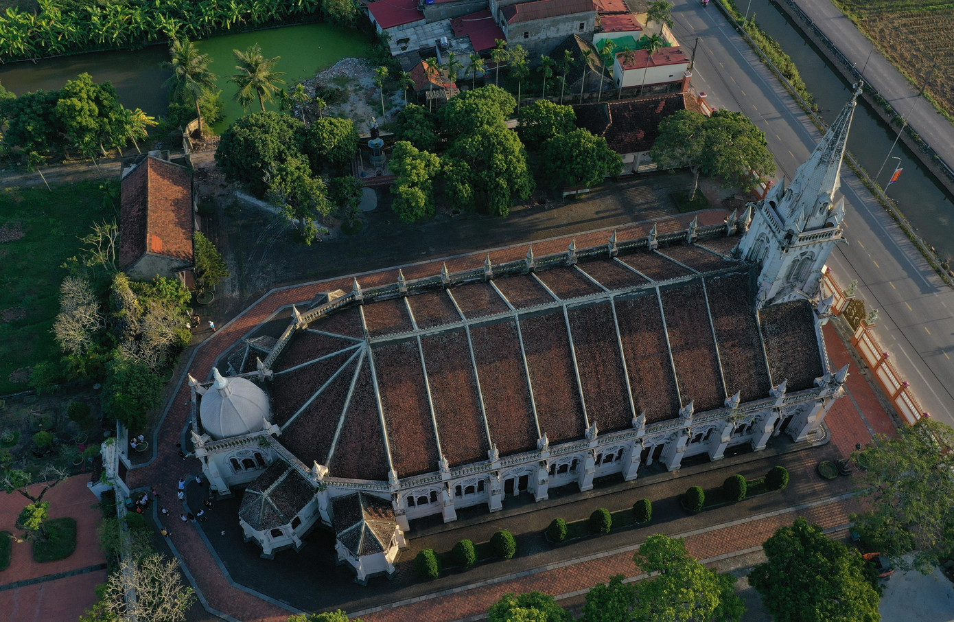 Mái của Nhà thờ Tôn Đạo nhìn từ trên cao.