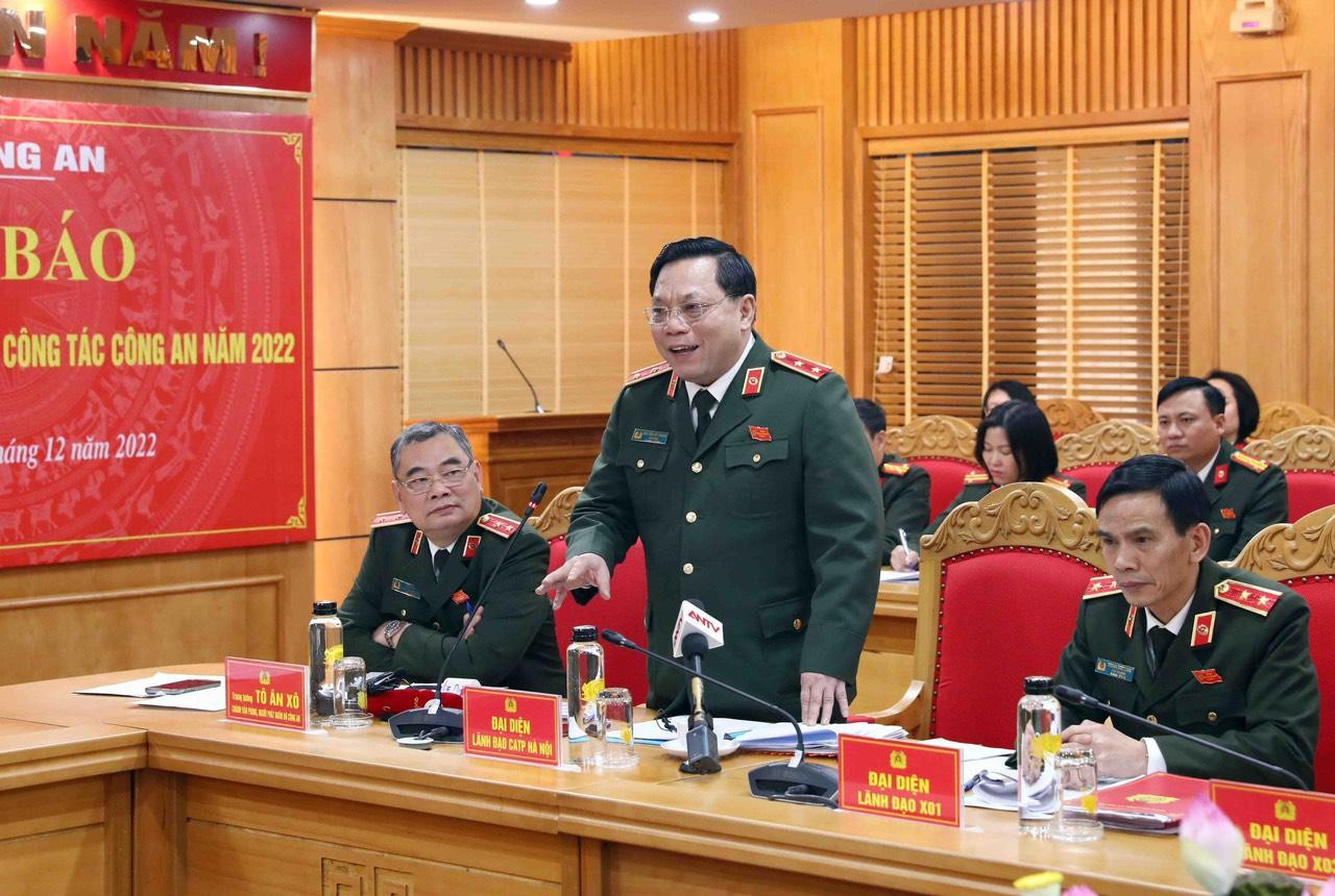 Trung tướng Nguyễn Hải Trung trả lời câu hỏi của phóng viên tại cuộc họp báo. Ảnh: H.P