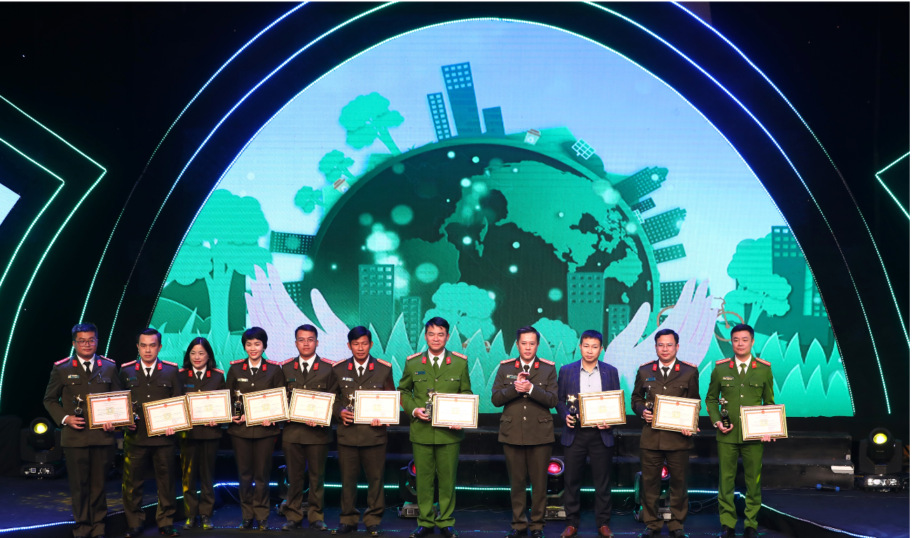 Đại tá Nguyễn Anh Tuấn, Phó Cục trưởng Cục Truyền thông CAND trao giải tác phẩm đoạt giải. Ảnh: Minh Ngọc