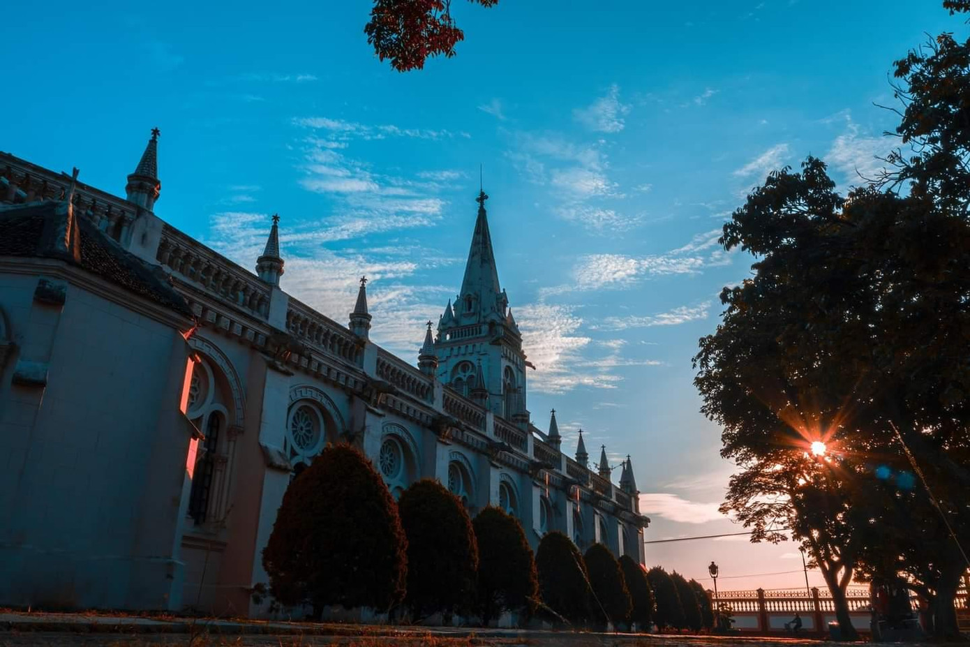 Nét đẹp của nhà thờ trăm tuổi có kiến trúc Gothic.
