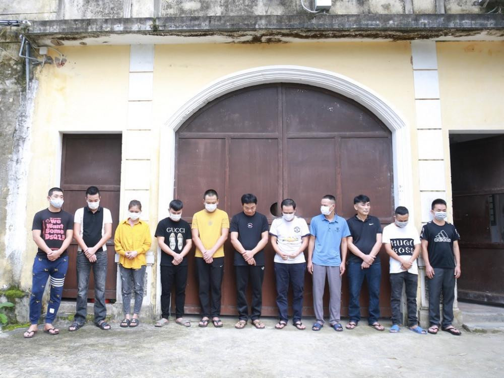 Các đối tượng trong đường dây cá độ bóng đá liên tỉnh quy mô hơn 6.000 tỷ đồng bị Công an Hà Tĩnh triệt phá, bắt giữ.