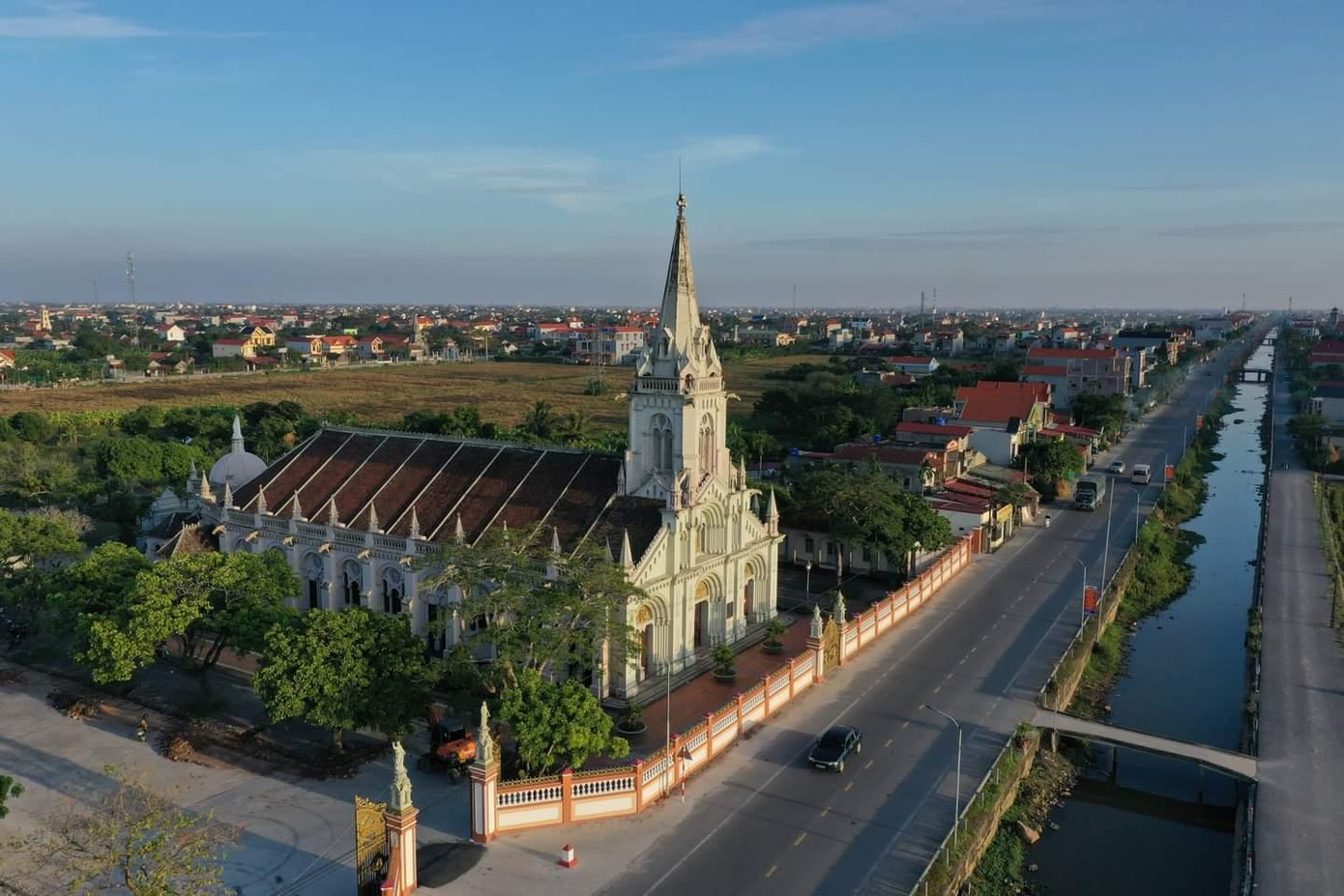 Nhà thờ Tôn Đạo nhìn từ trên cao.