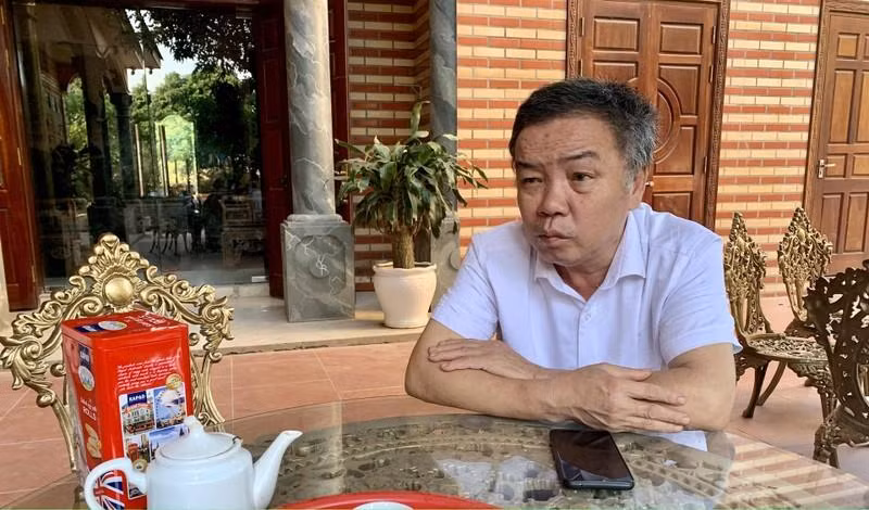Ông Trần Đình Giao, Chủ tịch Hội đồng quản trị Công ty cổ phần Dịch vụ tang lễ Hoàng Long bị bắt về tội “Làm giả tài liệu của cơ quan, tổ chức”.