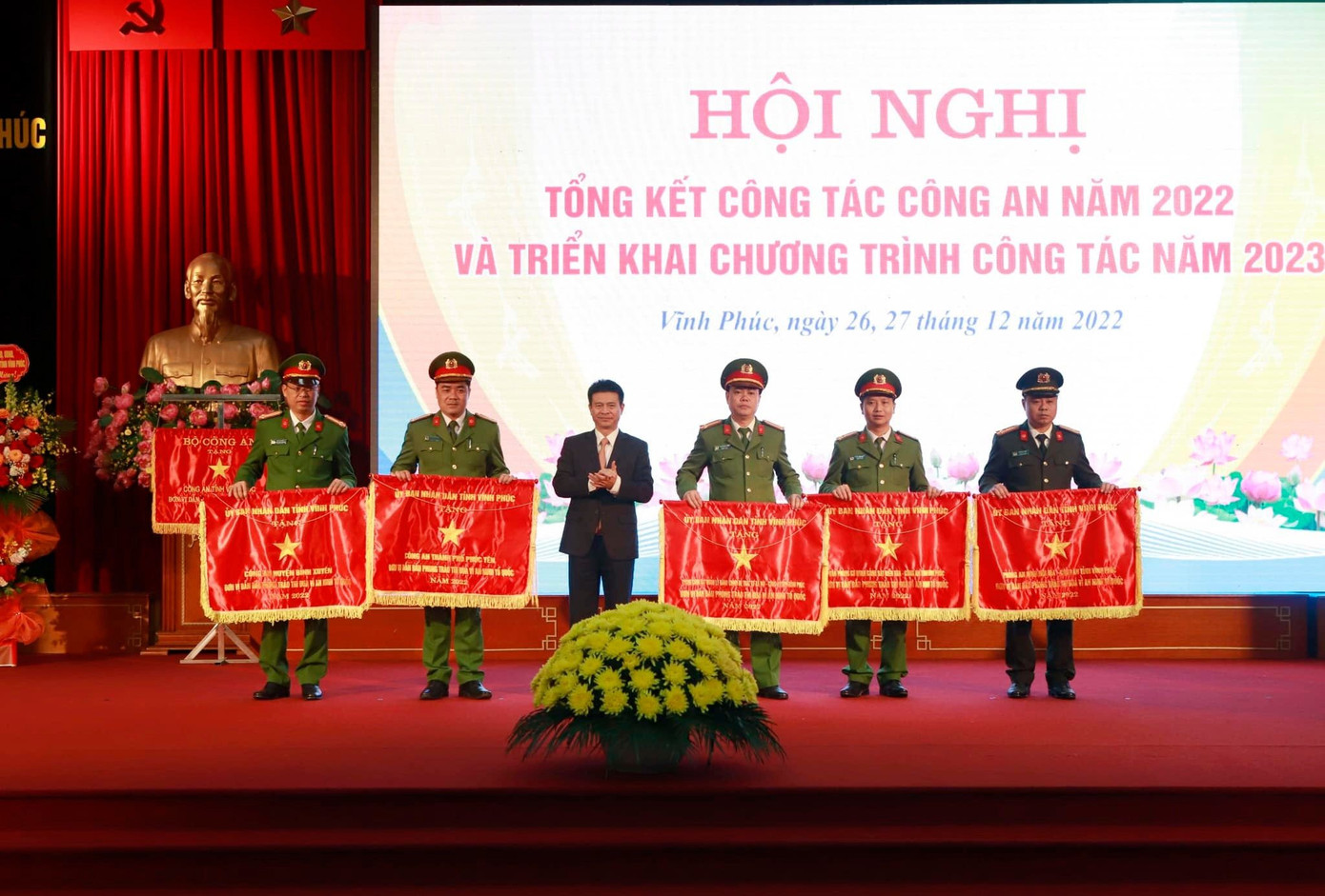 Tập thể, cá nhân Công an tỉnh Vĩnh Phúc nhận cờ thi đua.