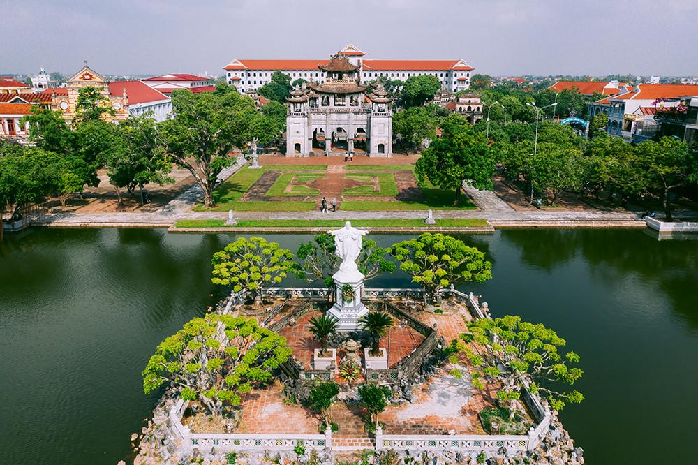 Giữa hồ nước có một hòn đảo nhỏ đặt tượng chúa Jesus đang dang rộng cánh tay.