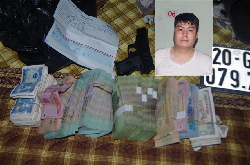 Đối tượng Phạm Đức Anh cùng tang vật vụ án cướp tài sản tại Phòng giao dịch Chi nhánh Ngân hàng Vietinbank, thành phố Sông Công, tỉnh Thái Nguyên