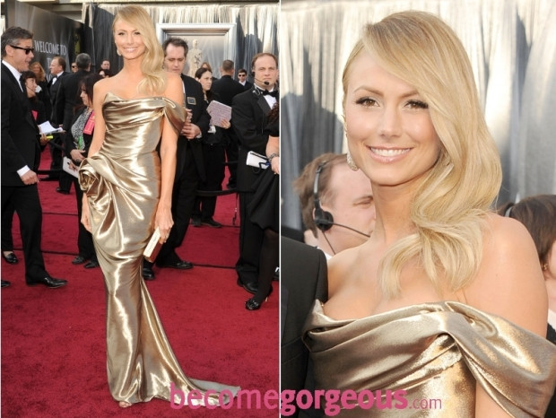 Angelina Jolie sang trọng trong chiếc đầm cúp ngực bằng nhung đen của Atelier Versace. Đường xẻ cao, khoe đôi chân dài, tôn thêm nét quyến rũ. Nữ diễn viên Michelle Williams đến với thảm đỏ Oscar năm 2012 trong bộ váy thướt tha màu đỏ rực rỡ của Louis Vuitton. "Nửa kia" của George Clooney là Stacy Kiebler lộng lẫy trong chiếc váy Marchesa vàng ánh kim, thiết kế của Marchesa rất sang trọng và nữ tính từ những tạo hình, xếp nếp rất gợi cảm. Jennifer Lopez mặc chiếc váy của Zuhair Murad, chiếc đầm ôm sát cơ thể cùng những đường kẻ đơn giản của chất liệu càng làm tăng vẻ đẹp của cô. Nữ diễn viên Rose Byrne ấn tượng trong chiếc đầm lệch vai màu đen long lanh của Vivienne Westwood. Jessica Chastain xuất hiện trong chiếc đầm sang trọng của Alexander McQueen. Những họa tiết hoa văn được thêu tỉ mỉ là nét ấn tượng trên thiết kế tuyệt vời này. Viola Davis tràn đầy sức sống trong chiếc đầm màu xanh lá cây của Vera Wang Angelina Jolie sang trọng trong chiếc đầm cúp ngực bằng nhung đen của Atelier Versace. Đường xẻ cao, khoe đôi chân dài, tôn thêm nét quyến rũ. Nữ diễn viên Michelle Williams đến với thảm đỏ Oscar năm 2012 trong bộ váy thướt tha màu đỏ rực rỡ của Louis Vuitton. "Nửa kia" của George Clooney là Stacy Kiebler lộng lẫy trong chiếc váy Marchesa vàng ánh kim, thiết kế của Marchesa rất sang trọng và nữ tính từ những tạo hình, xếp nếp rất gợi cảm. Jennifer Lopez mặc chiếc váy của Zuhair Murad, chiếc đầm ôm sát cơ thể cùng những đường kẻ đơn giản của chất liệu càng làm tăng vẻ đẹp của cô. Nữ diễn viên Rose Byrne ấn tượng trong chiếc đầm lệch vai màu đen long lanh của Vivienne Westwood. Jessica Chastain xuất hiện trong chiếc đầm sang trọng của Alexander McQueen. Những họa tiết hoa văn được thêu tỉ mỉ là nét ấn tượng trên thiết kế tuyệt vời này. Viola Davis tràn đầy sức sống trong chiếc đầm màu xanh lá cây của Vera Wang