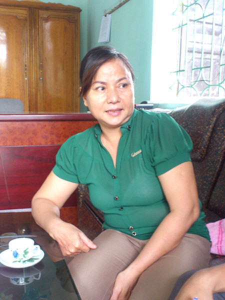 Bà Nguyễn Thị Nhung - Hiệu trưởng Trường THCS Hà Bình trao đổi với PV